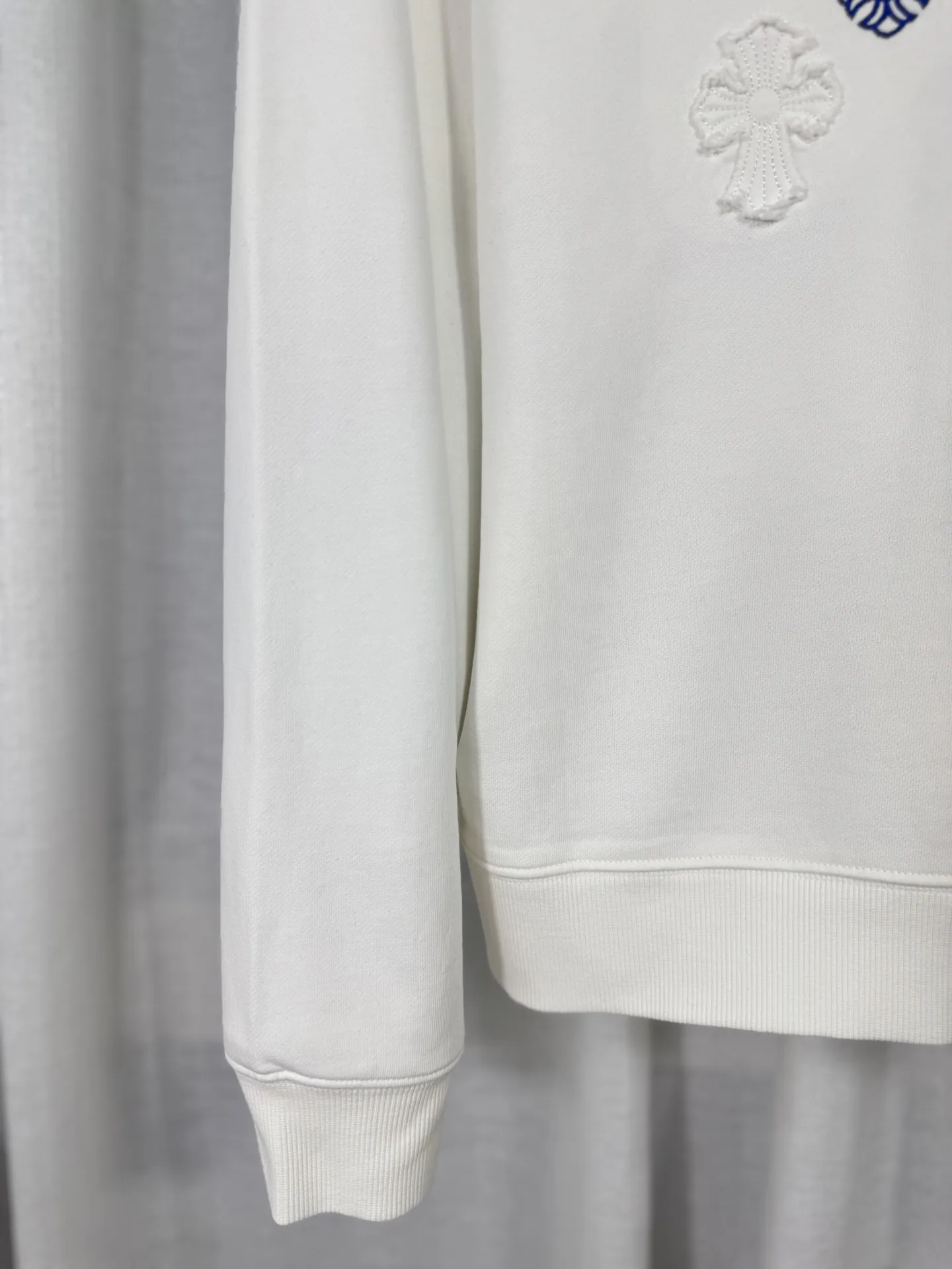 P260 top version, real shot without P, ​​different from market currency) 𝗖𝗵𝗿𝗼𝗺𝗲 𝗛𝗲𝗮𝗿𝘁𝘀/Cro Heart 2025 washed patch embroidery autumn and winter new original single counter American laser burnt 3D three-dimensional color embroidered couple casual sweatshirt 👑The highest version! Customized fabric 430g tripe terry fabric! American acid-washed and distressed original fabric laser burnt ✟appliqué embroidery and exquisite embroidery of letters! The best-selling model in the counter, very comfortable to wear. Accessories: original molded and authenticated collar label➕100% silk wash label. Genuine purchase-grade original hangtag➕matching hanging rope➕3D hanging beads➕original packaging bag. Craftsmanship: The original version has consistent wiring! The highest version of the armhole matching technique! Color: White Black Size: S M L XL Style Number: 25-357
